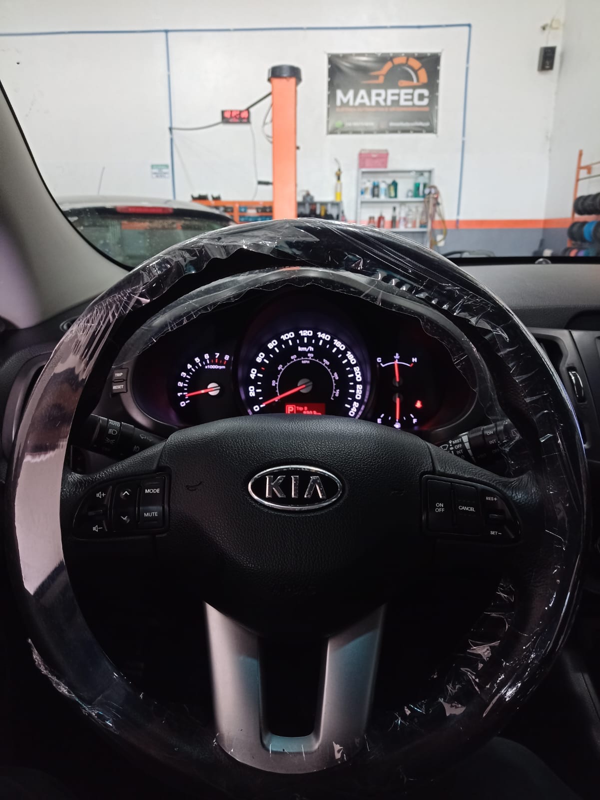 Carro esportivo em manutenção