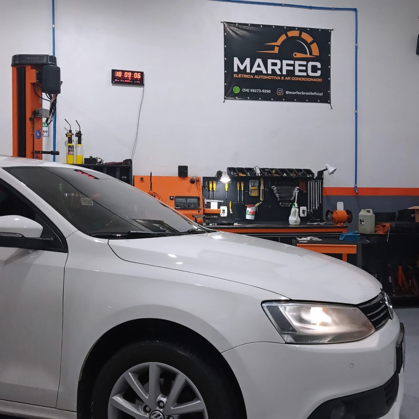 Detalhe de reparo em componente automotivo