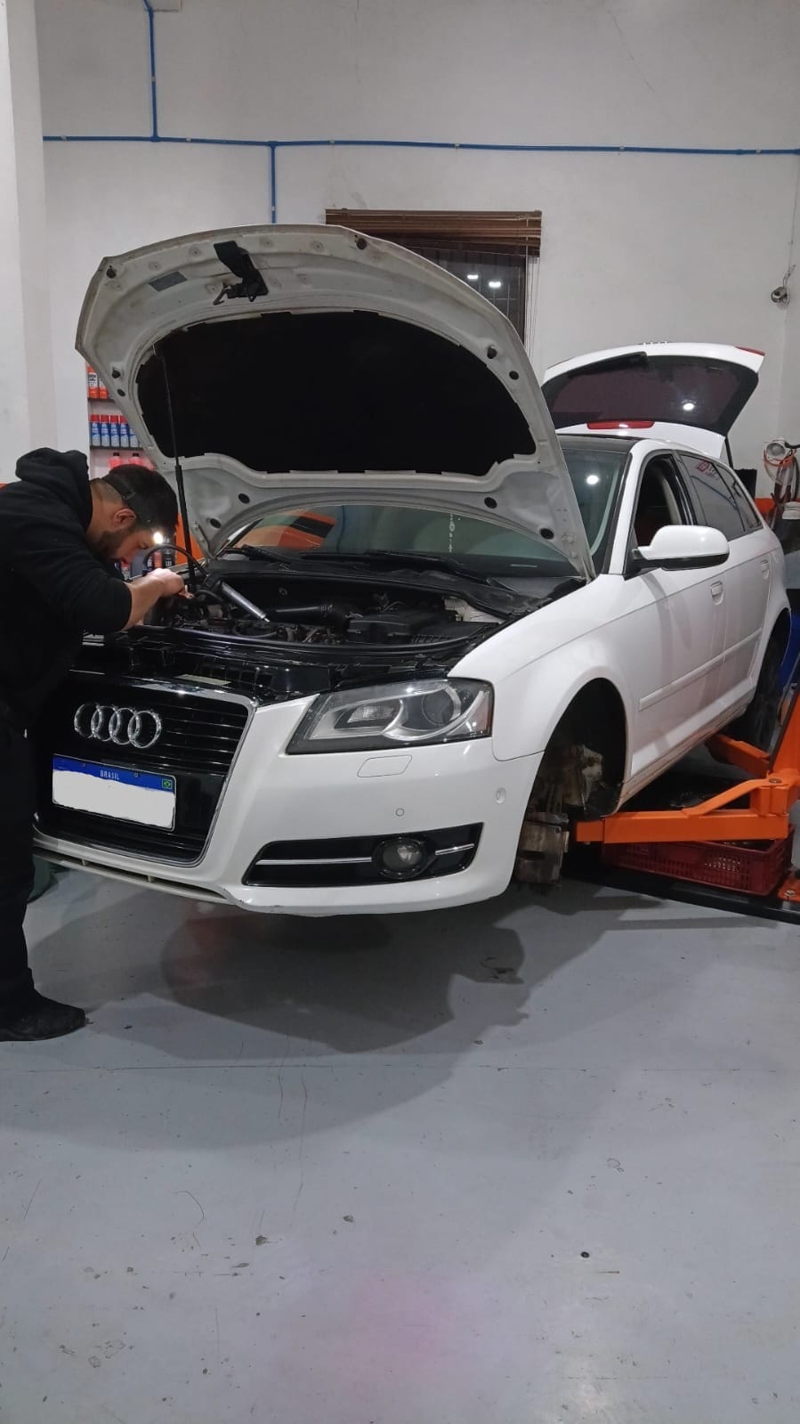 Detalhe de reparo em componente automotivo