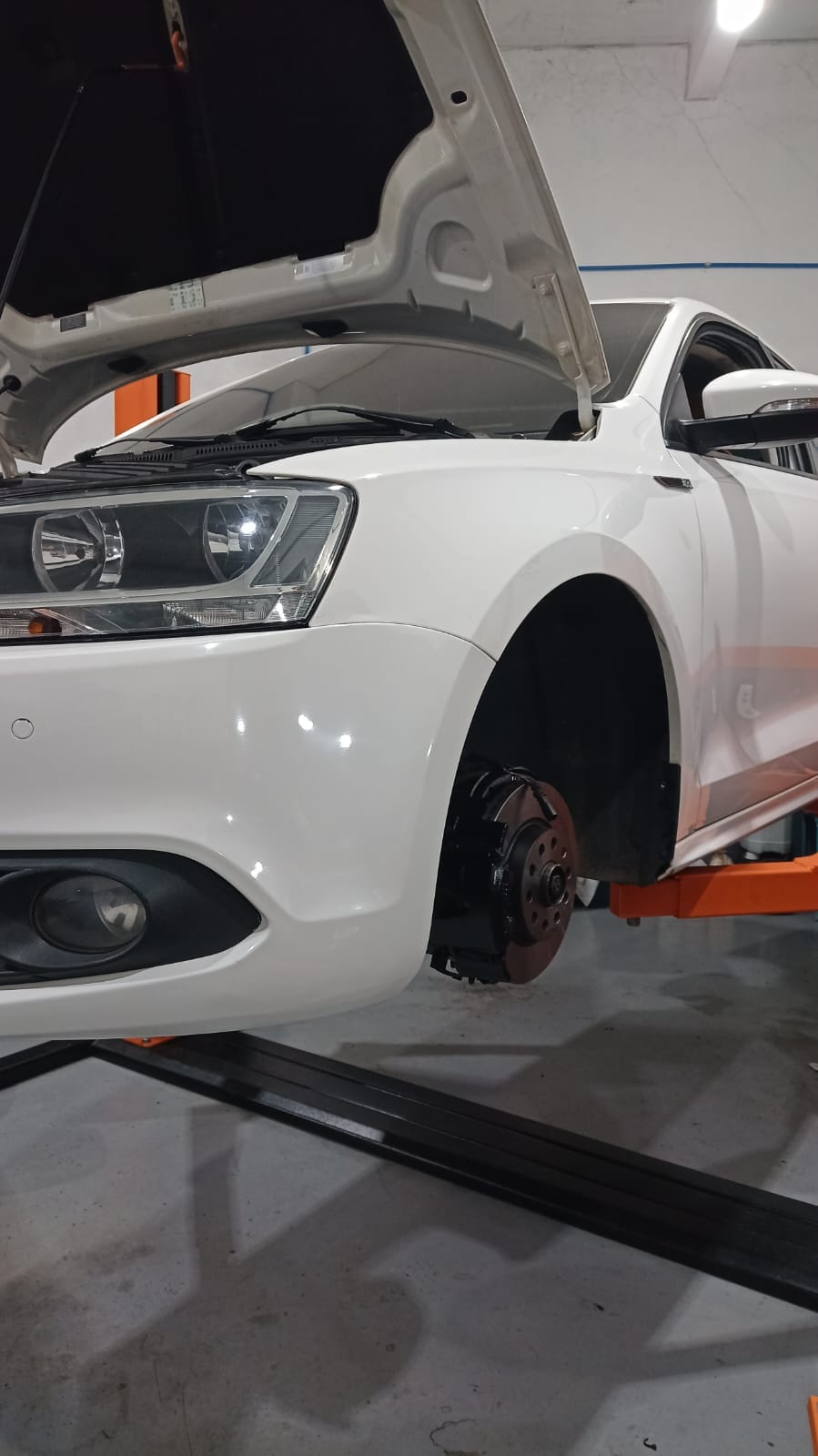 Carro sendo reparado na oficina